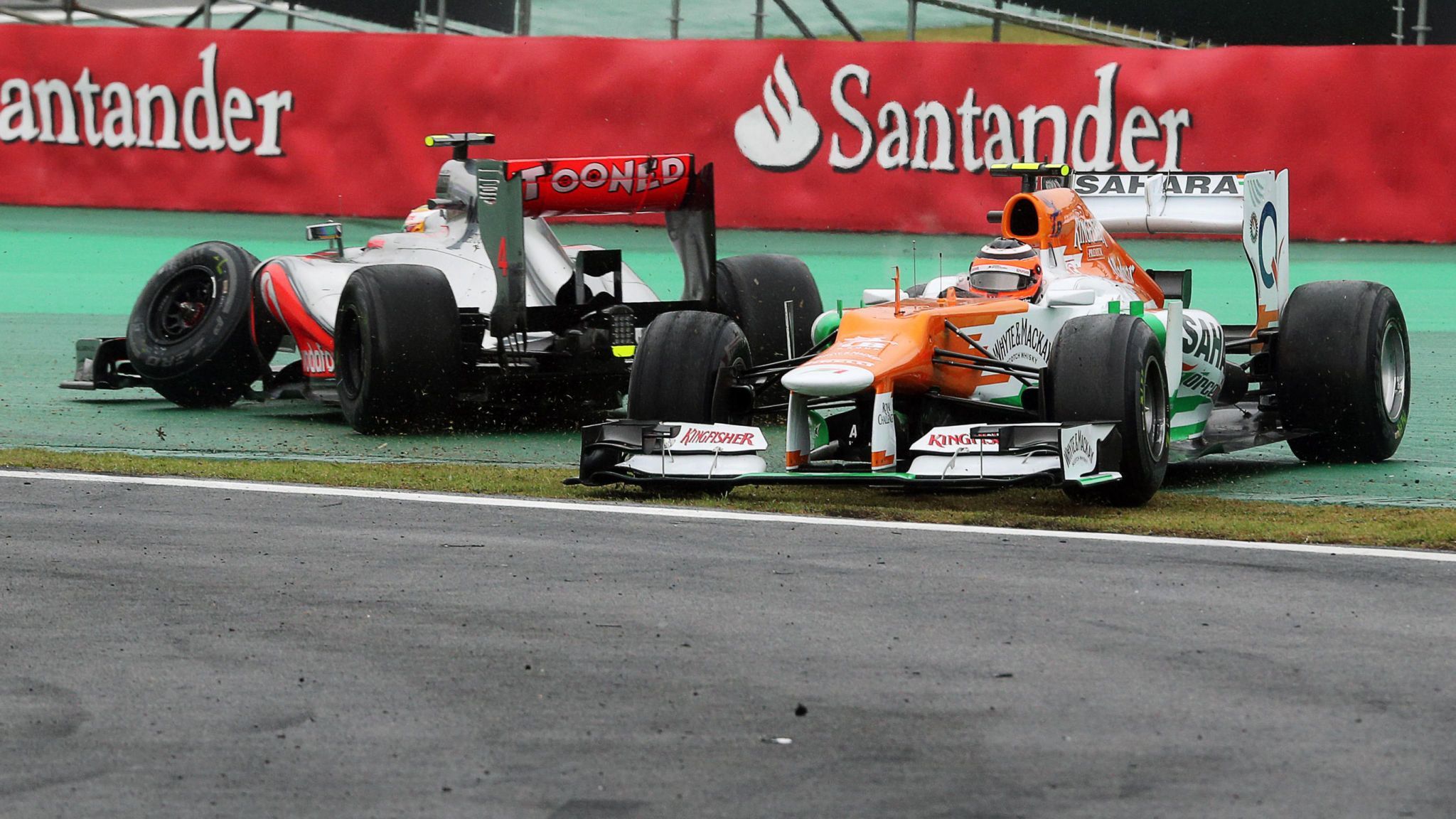 Lewis Hamilton and Nico Hülkenberg following their crash at the 2012 Brazilian Grand Prix.